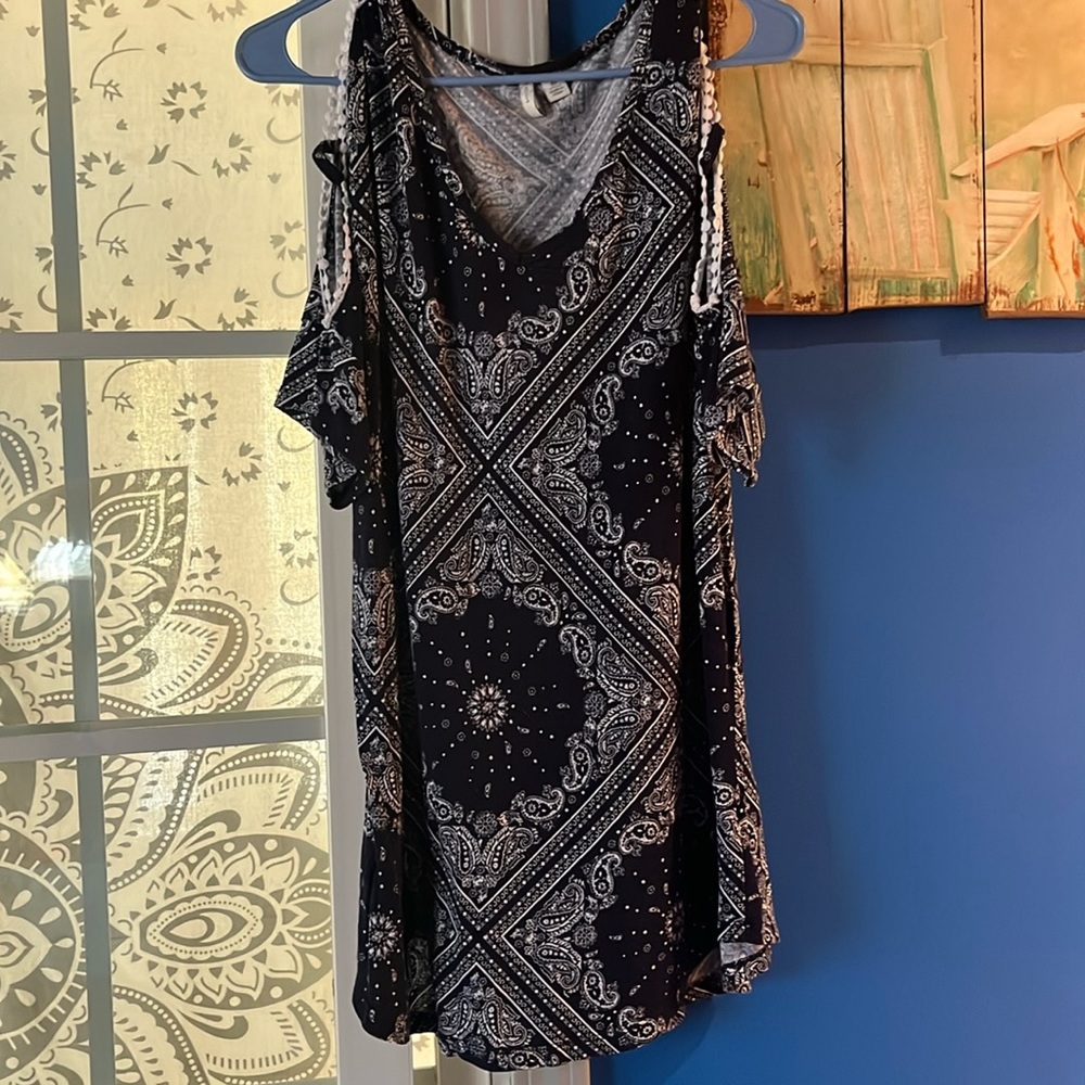 Cute cold shoulder top by EST.1946 size medium
